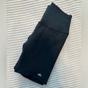Alo Yoga 7’ High Waist Biker Shorts - Size M